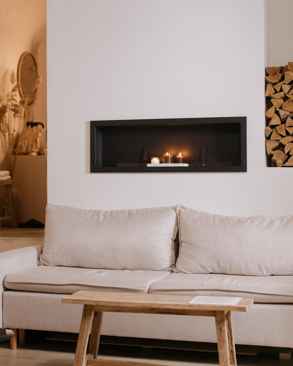 Intérieur chaleureux minimaliste avec arche et vase